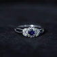 Anillo de compromiso floral de zafiro azul certificado con diamante