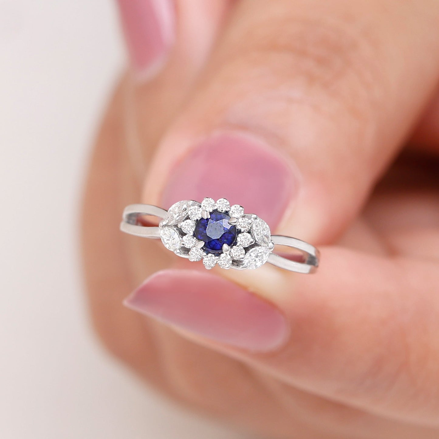 Anillo de compromiso floral de zafiro azul certificado con diamante