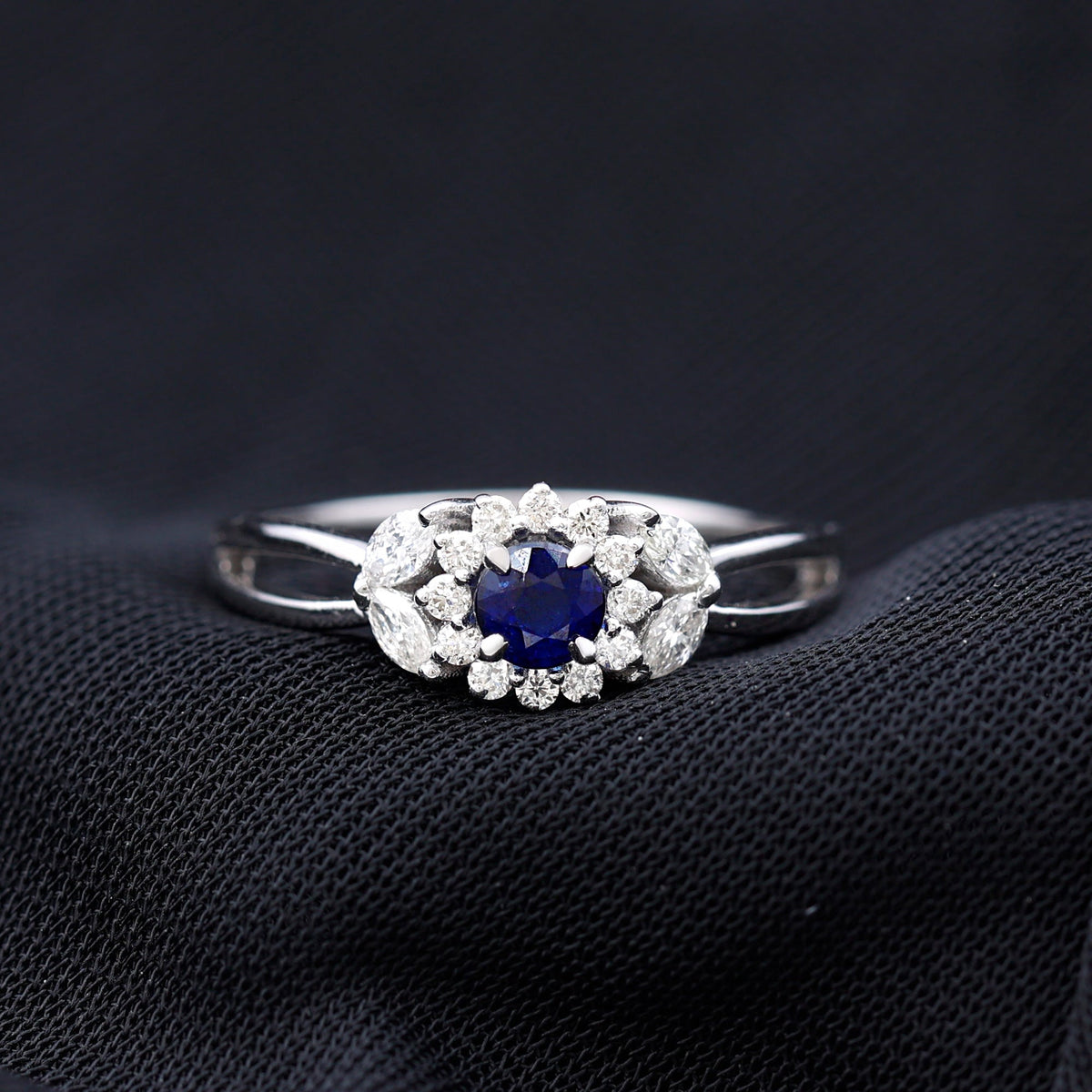 Anillo de compromiso floral de zafiro azul certificado con diamante