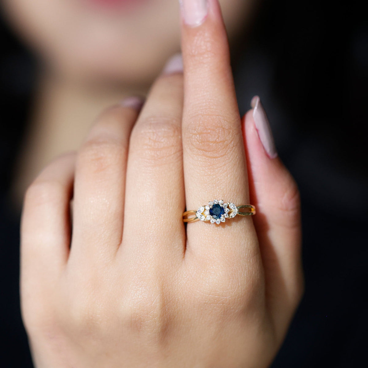 Anillo de compromiso floral de zafiro azul certificado con diamante
