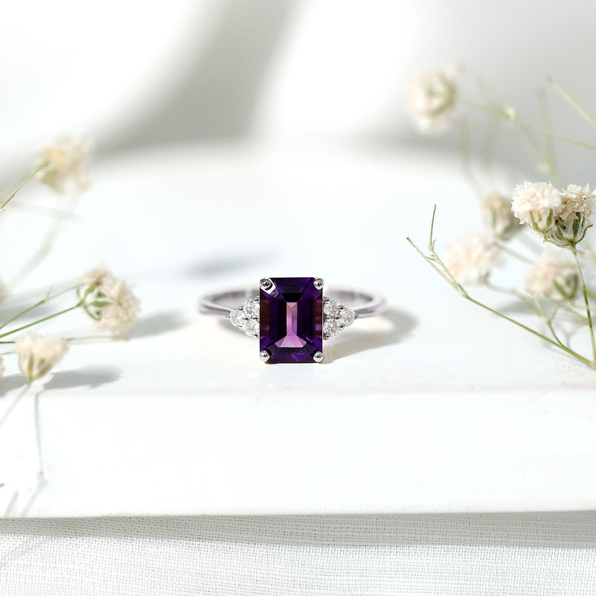 Anillo de compromiso de amatista de 1,4 quilates auténtico de corte esmeralda con trío de diamantes