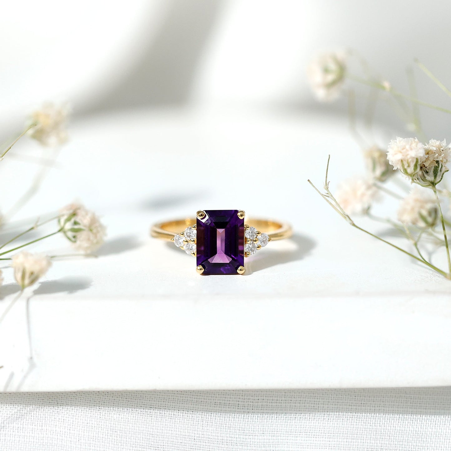 Anillo de compromiso de amatista de 1,4 quilates auténtico de corte esmeralda con trío de diamantes