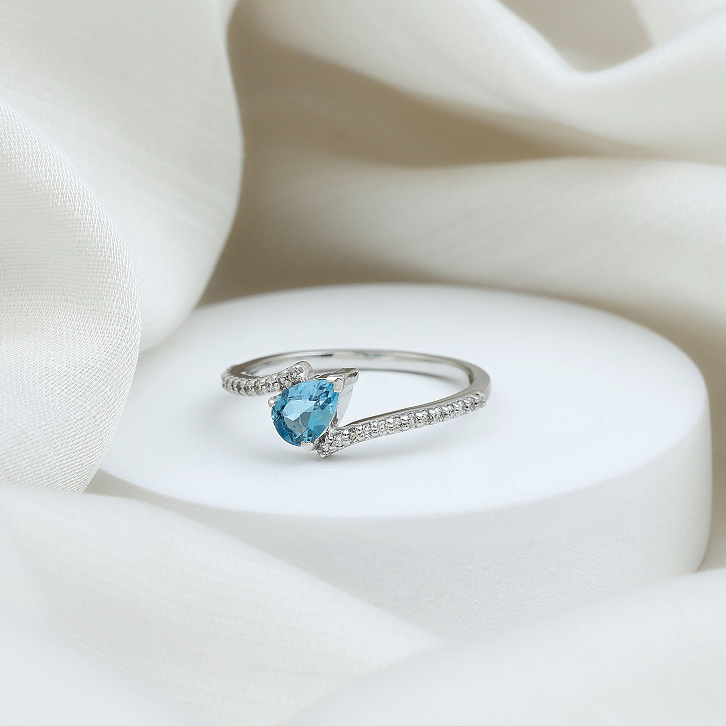 Anillo de promesa de aguamarina auténtica y diamantes con montura tipo bypass