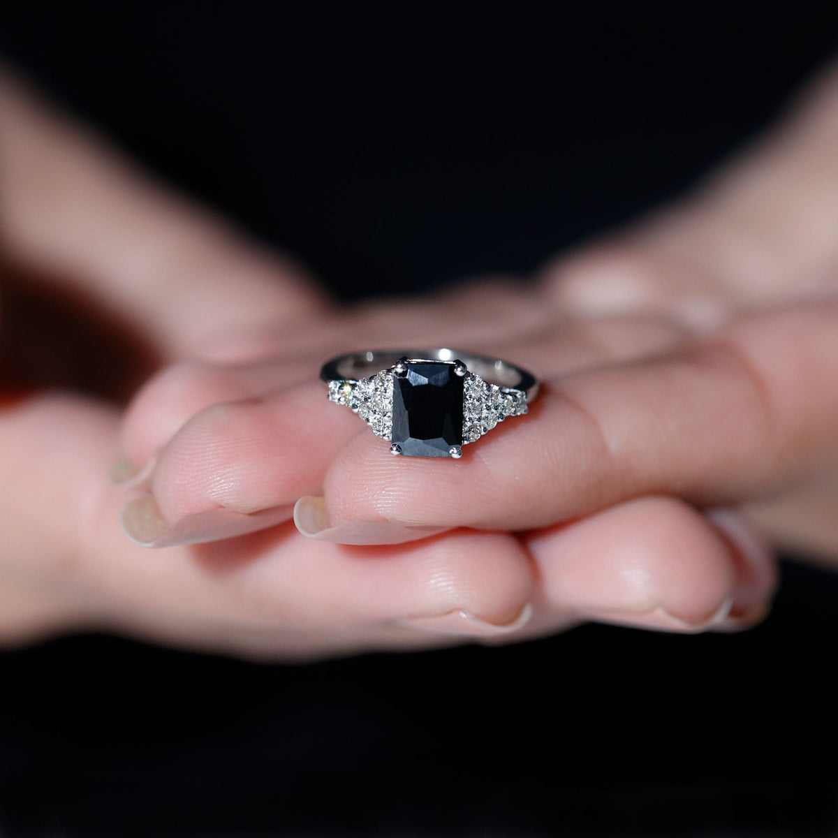 Anillo de compromiso de ónix negro con corte esmeralda de 1,8 quilates con diamantes, certificado