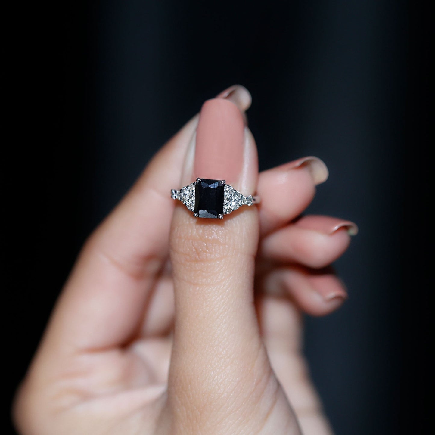 Anillo de compromiso de ónix negro con corte esmeralda de 1,8 quilates con diamantes, certificado