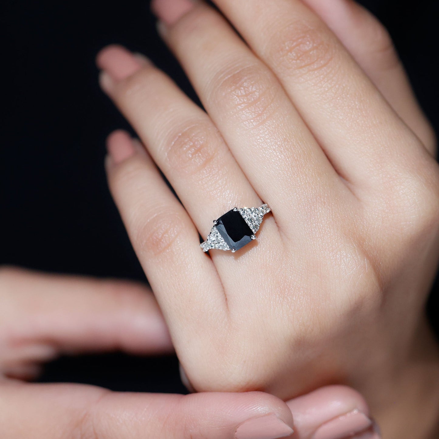 Anillo de compromiso de ónix negro con corte esmeralda de 1,8 quilates con diamantes, certificado