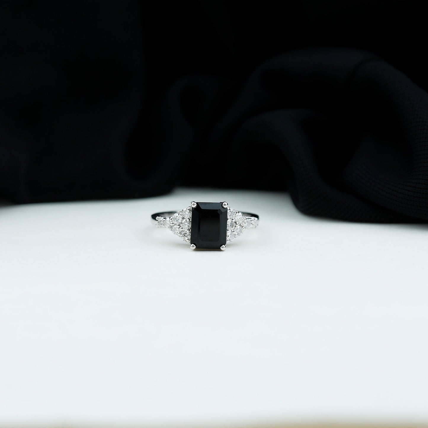 Anillo de compromiso de ónix negro con corte esmeralda de 1,8 quilates con diamantes, certificado
