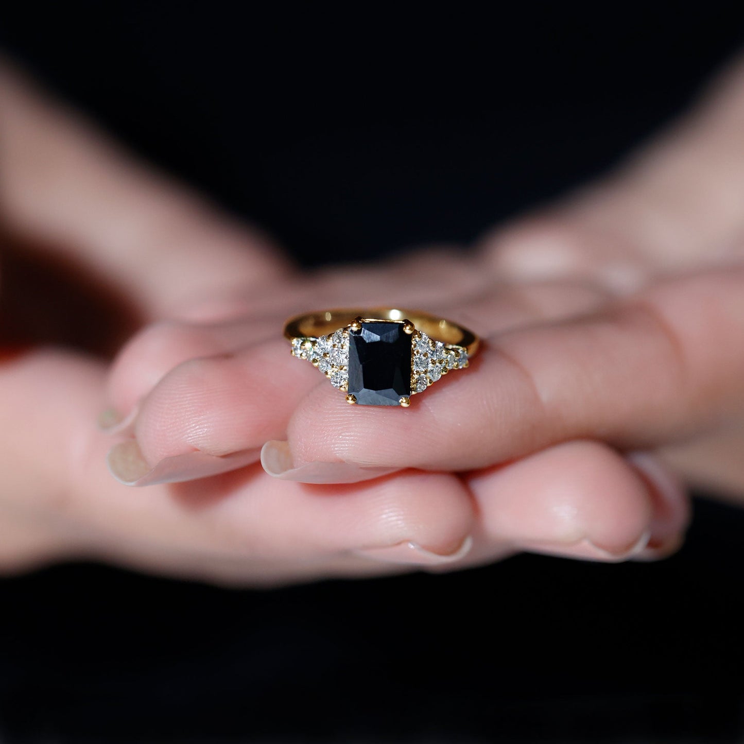 Anillo de compromiso de ónix negro con corte esmeralda de 1,8 quilates con diamantes, certificado