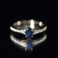 Anillo de compromiso minimalista con zafiro azul natural de 0,6 quilates y banda dividida con diamantes