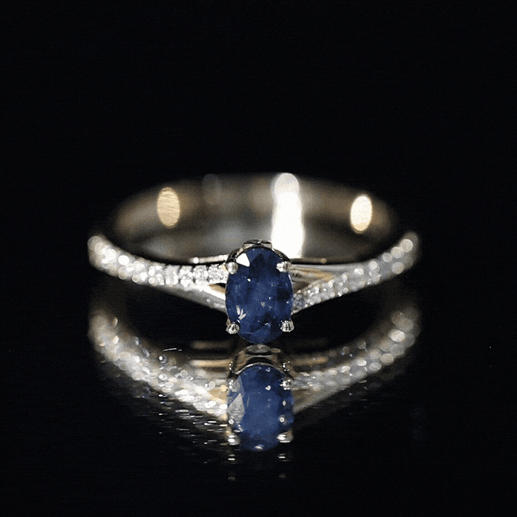 Anillo de compromiso minimalista con zafiro azul natural de 0,6 quilates y banda dividida con diamantes