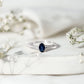 Anillo de compromiso minimalista con zafiro azul natural de 0,6 quilates y banda dividida con diamantes