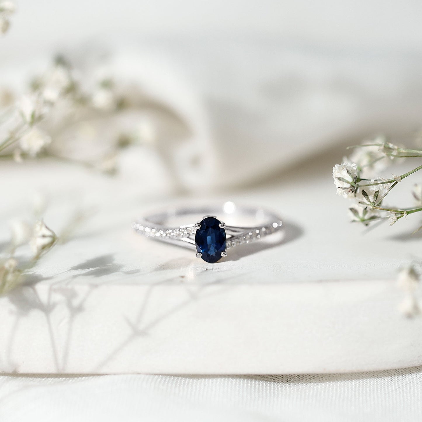Anillo de compromiso minimalista con zafiro azul natural de 0,6 quilates y banda dividida con diamantes