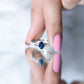 Anillo de compromiso minimalista con zafiro azul natural de 0,6 quilates y banda dividida con diamantes