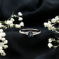Anillo de compromiso minimalista con zafiro azul natural de 0,6 quilates y banda dividida con diamantes