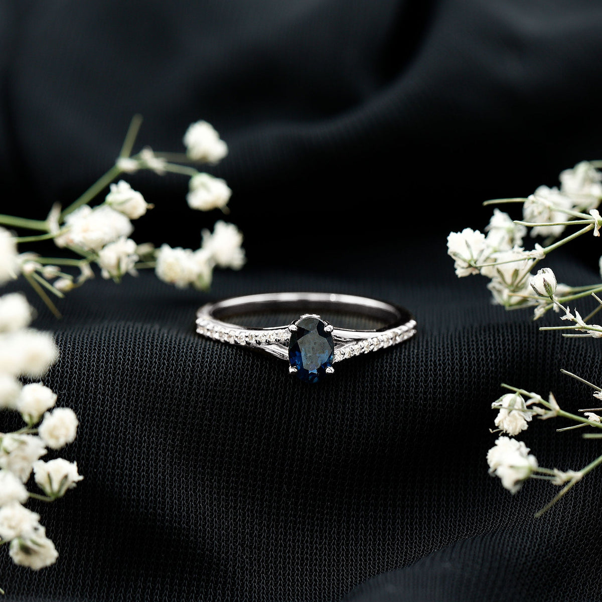 Anillo de compromiso minimalista con zafiro azul natural de 0,6 quilates y banda dividida con diamantes