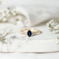 Anillo de compromiso minimalista con zafiro azul natural de 0,6 quilates y banda dividida con diamantes