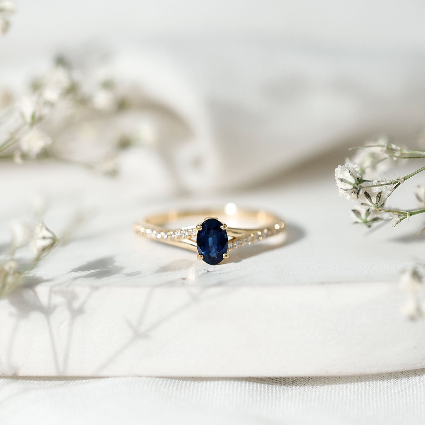 Anillo de compromiso minimalista con zafiro azul natural de 0,6 quilates y banda dividida con diamantes