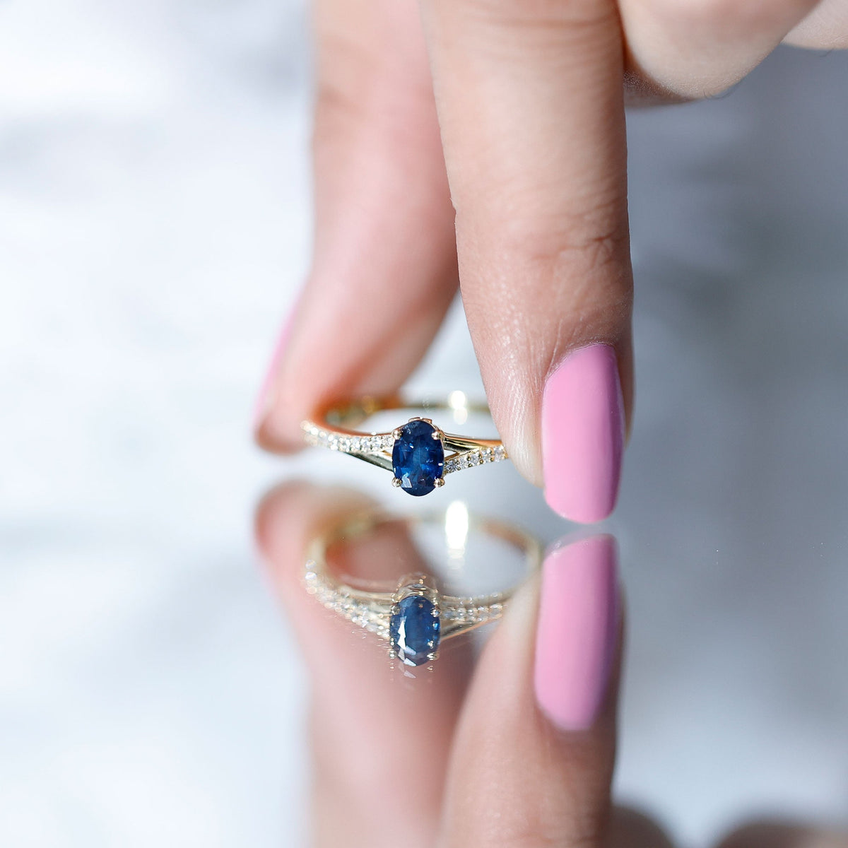 Anillo de compromiso minimalista con zafiro azul natural de 0,6 quilates y banda dividida con diamantes
