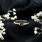 Anillo de compromiso minimalista con zafiro azul natural de 0,6 quilates y banda dividida con diamantes