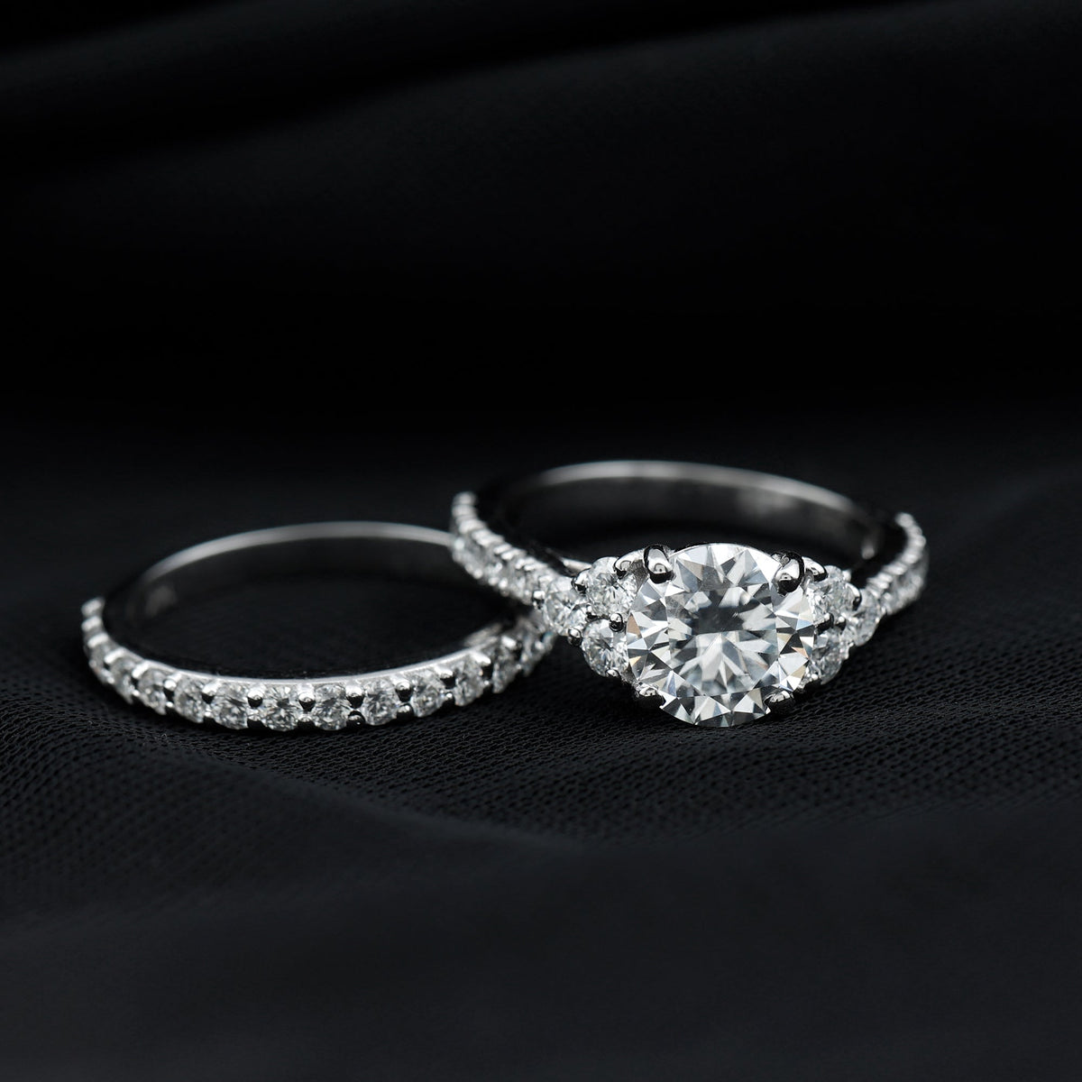 Anillo de compromiso certificado de moissanita de 2 quilates con realzador