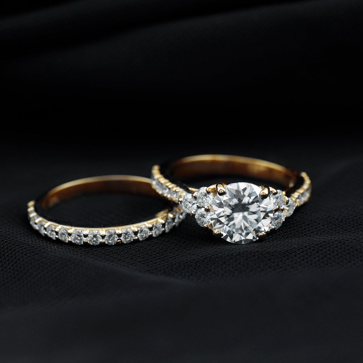 Anillo de compromiso certificado de moissanita de 2 quilates con realzador