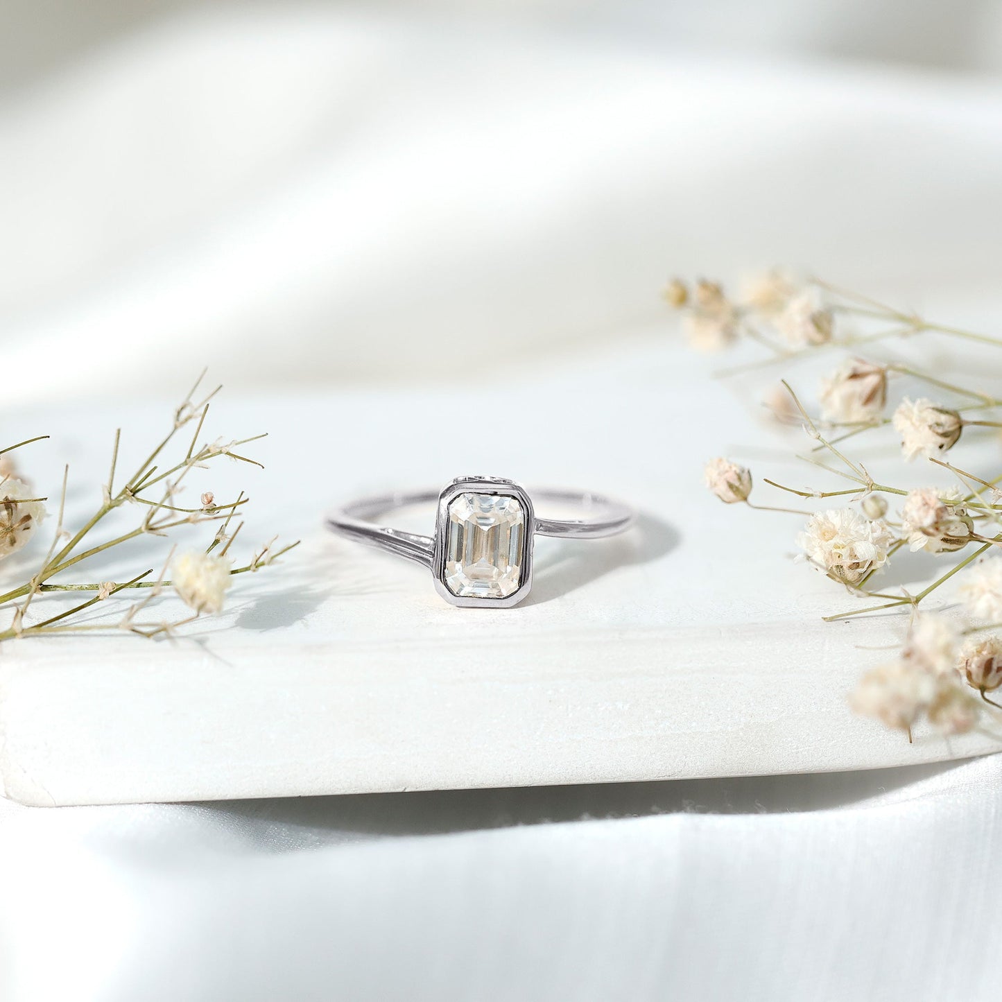 Anillo de compromiso de moissanita con corte esmeralda de 1.8 para mujer