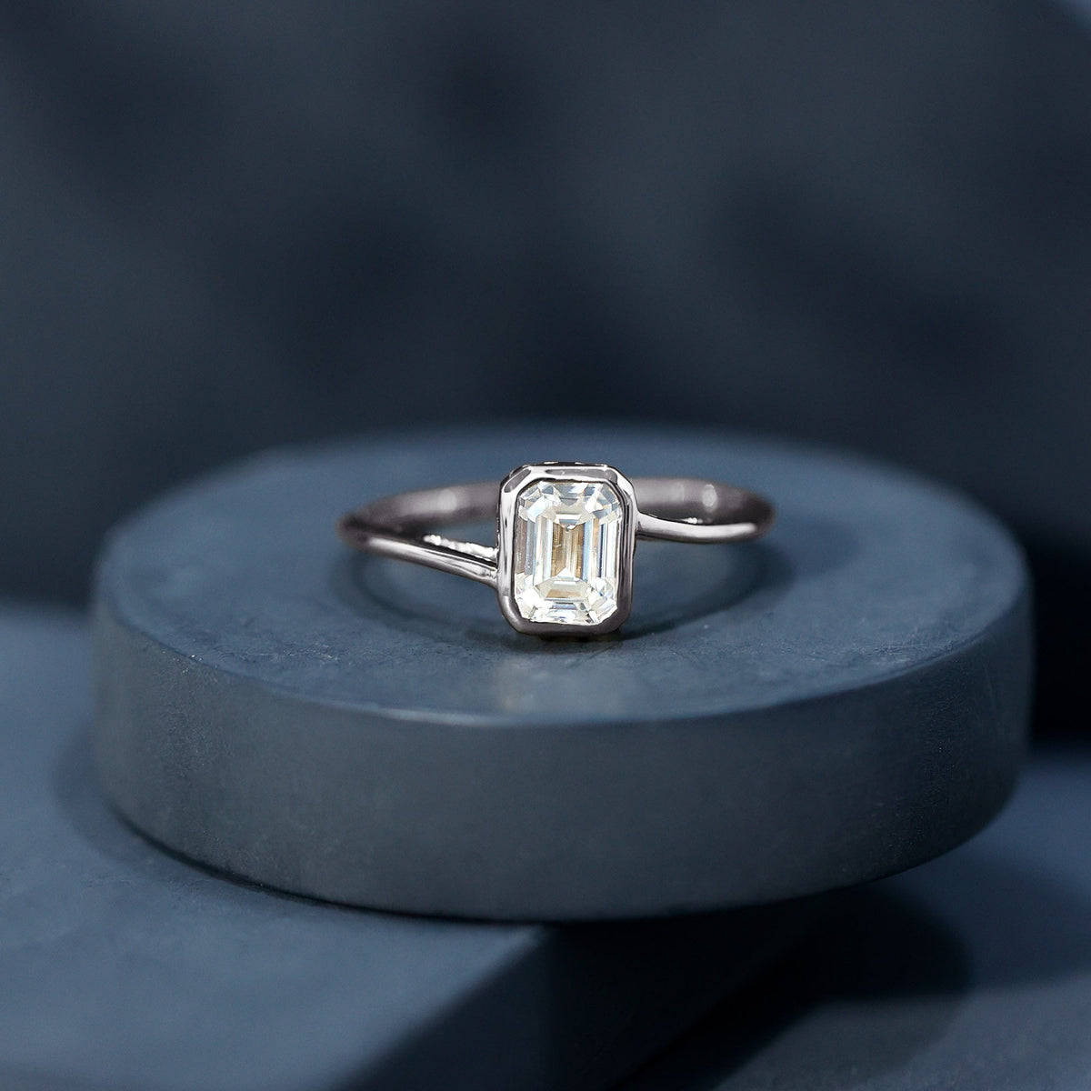 Anillo de compromiso de moissanita con corte esmeralda de 1.8 para mujer