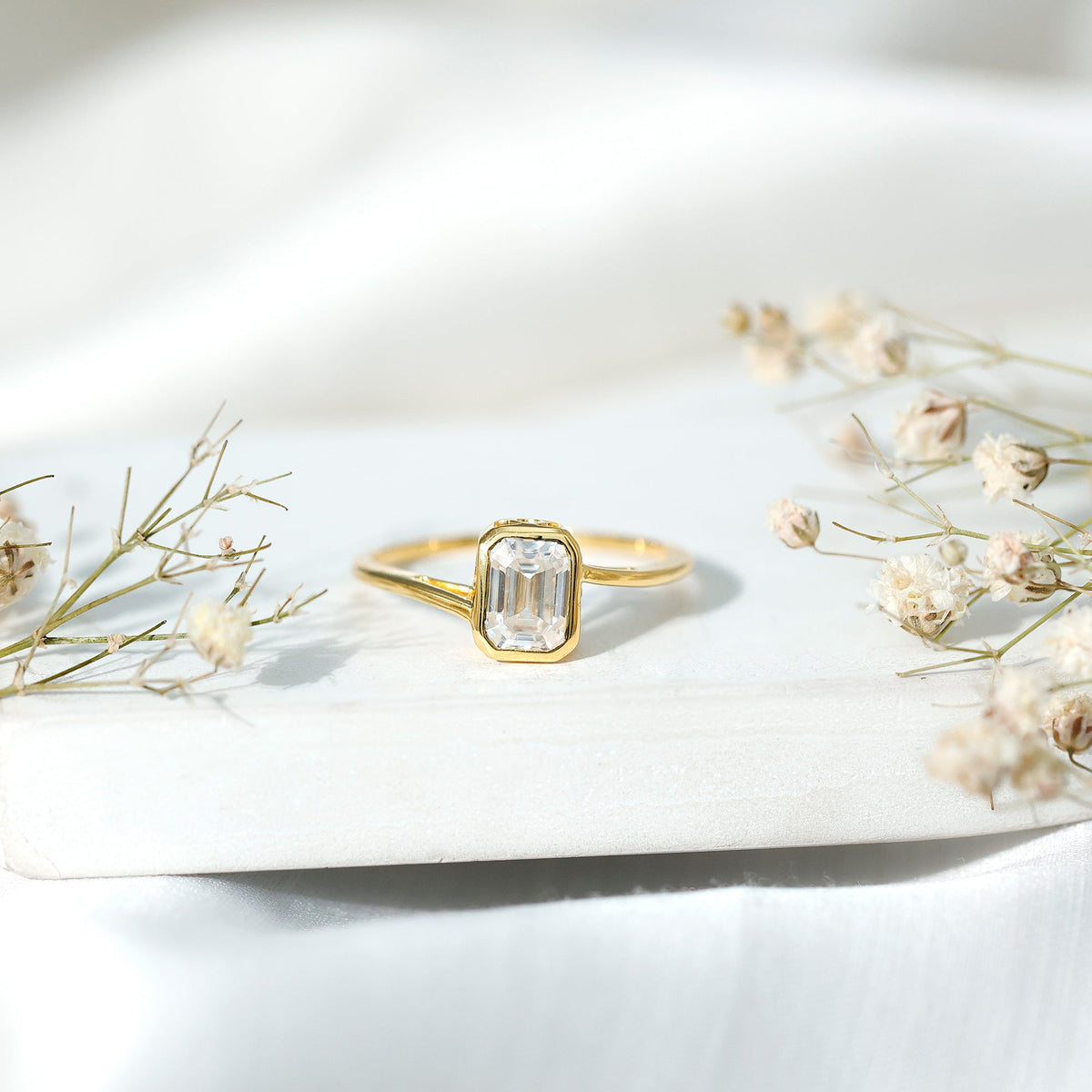Anillo de compromiso de moissanita con corte esmeralda de 1.8 para mujer