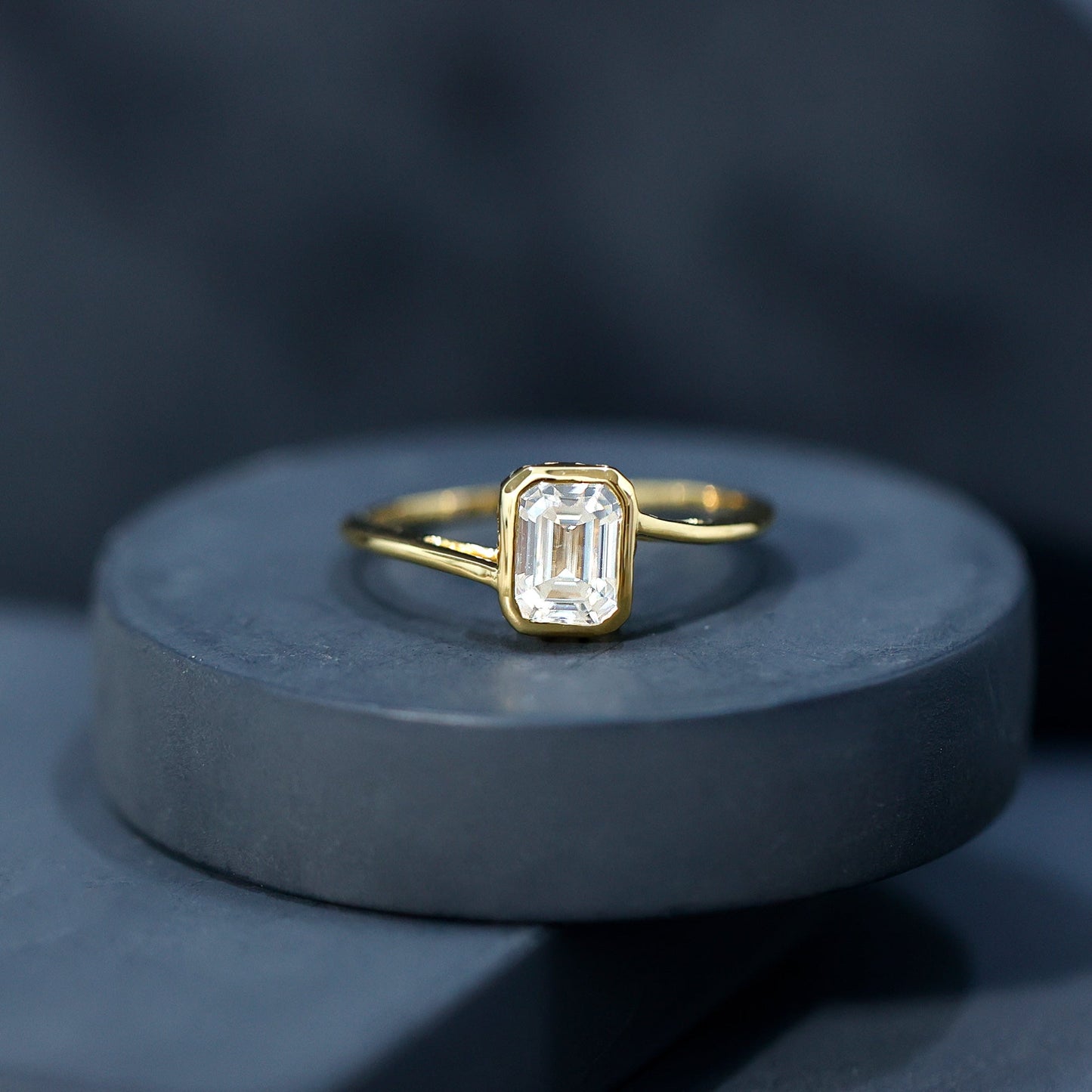 Anillo de compromiso de moissanita con corte esmeralda de 1.8 para mujer