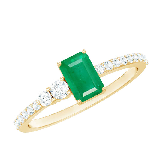Anillo de compromiso de esmeralda natural corte esmeralda con diamantes laterales