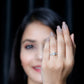 Anillo de compromiso de moissanita con forma ovalada con juego de alianzas de boda