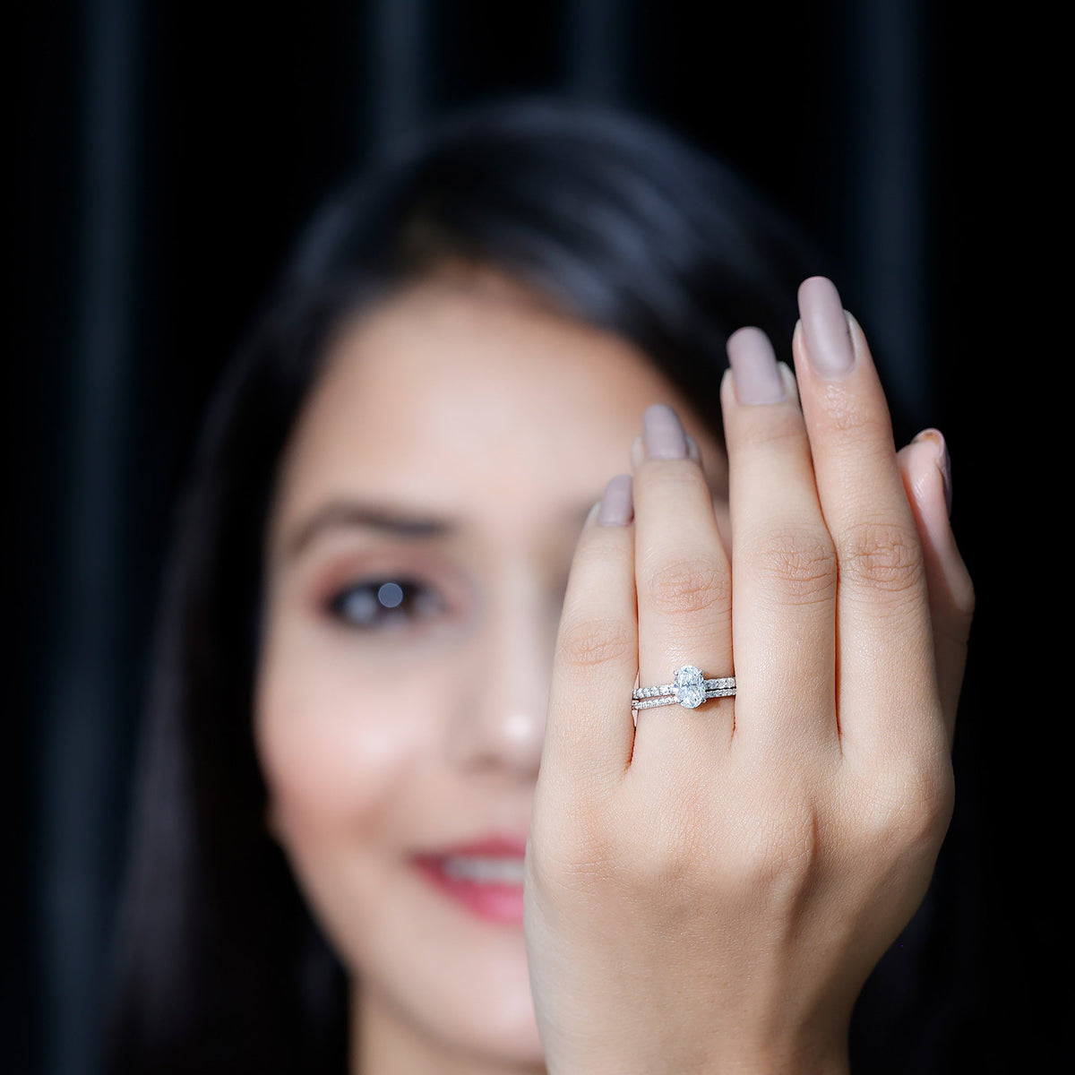 Anillo de compromiso de moissanita con forma ovalada con juego de alianzas de boda