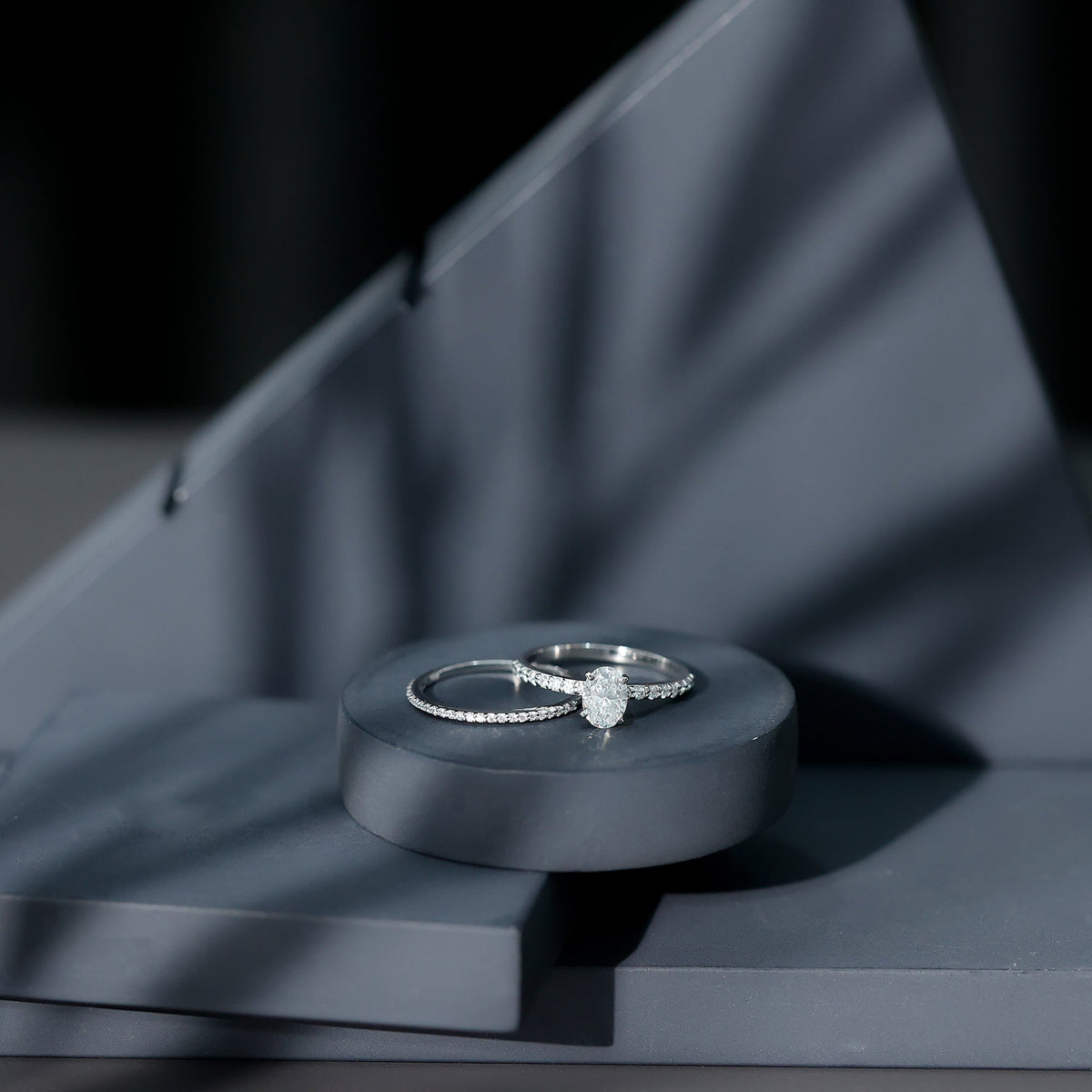 Anillo de compromiso de moissanita con forma ovalada con juego de alianzas de boda