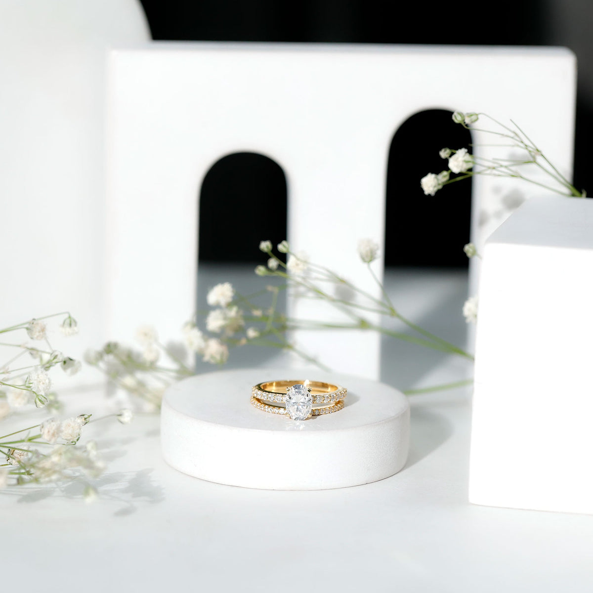 Anillo de compromiso de moissanita con forma ovalada con juego de alianzas de boda