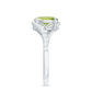 Anillo de compromiso de peridoto ovalado natural de 1 quilate con vástago de diamante tipo bypass