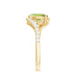 Anillo de compromiso de peridoto ovalado natural de 1 quilate con vástago de diamante tipo bypass