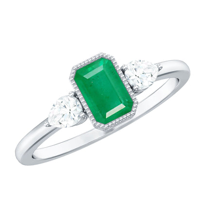 Anillo de oro de 18k con esmeralda y diamante de 0,6 quilates