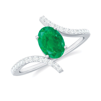 Anillo de compromiso de esmeralda ovalada con diamantes en espiral