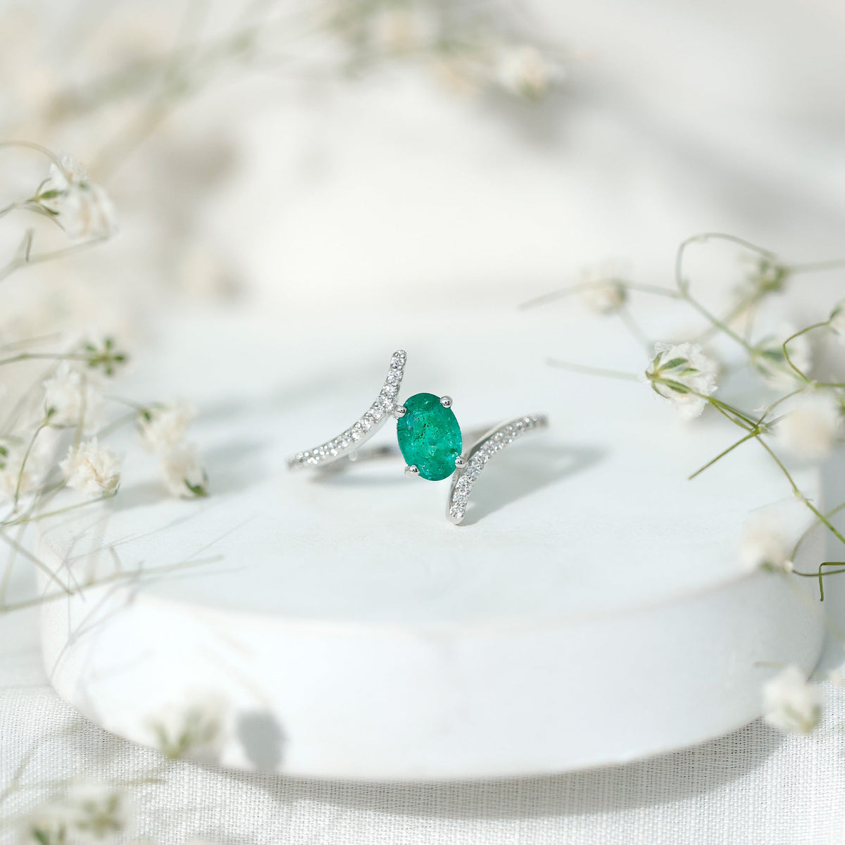 Anillo de compromiso de esmeralda ovalada con diamantes en espiral