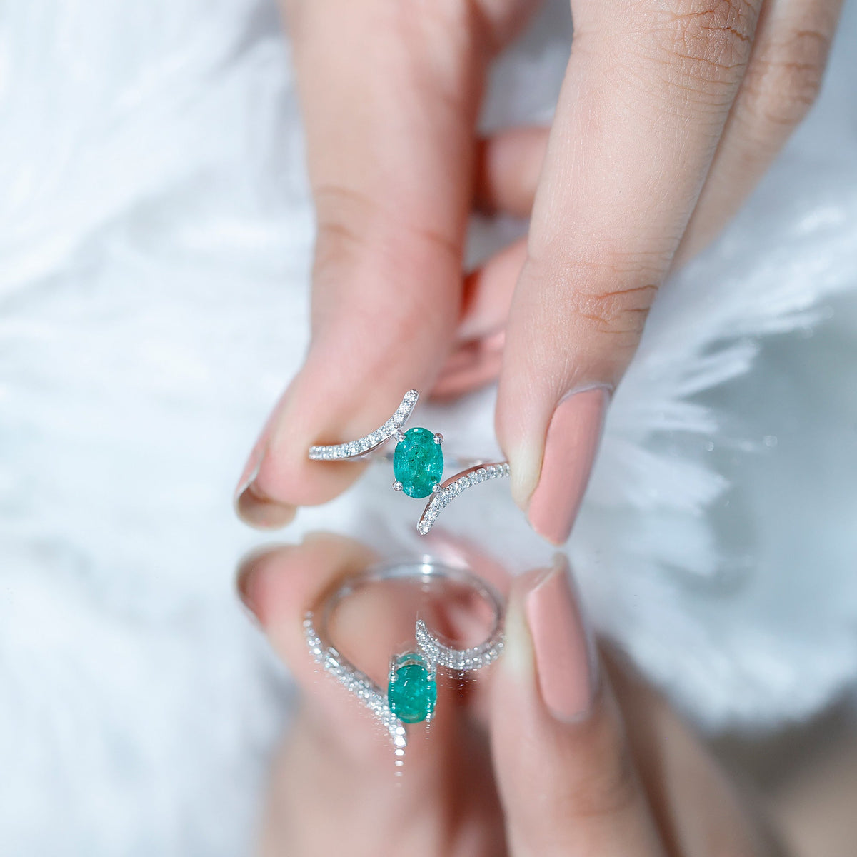 Anillo de compromiso de esmeralda ovalada con diamantes en espiral