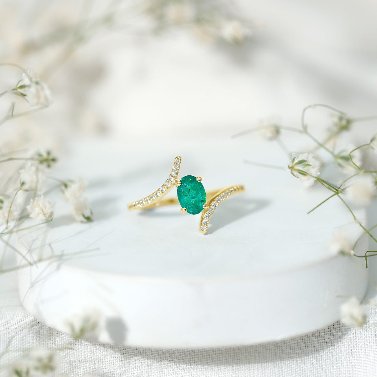Anillo de compromiso de esmeralda ovalada con diamantes en espiral