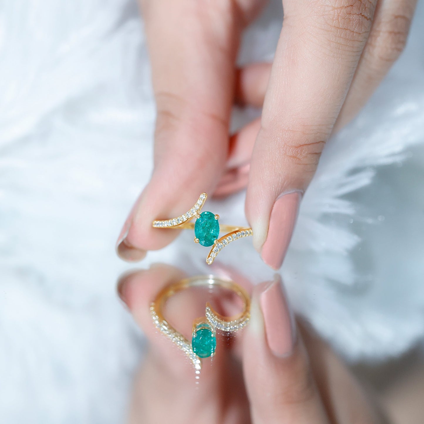 Anillo de compromiso de esmeralda ovalada con diamantes en espiral