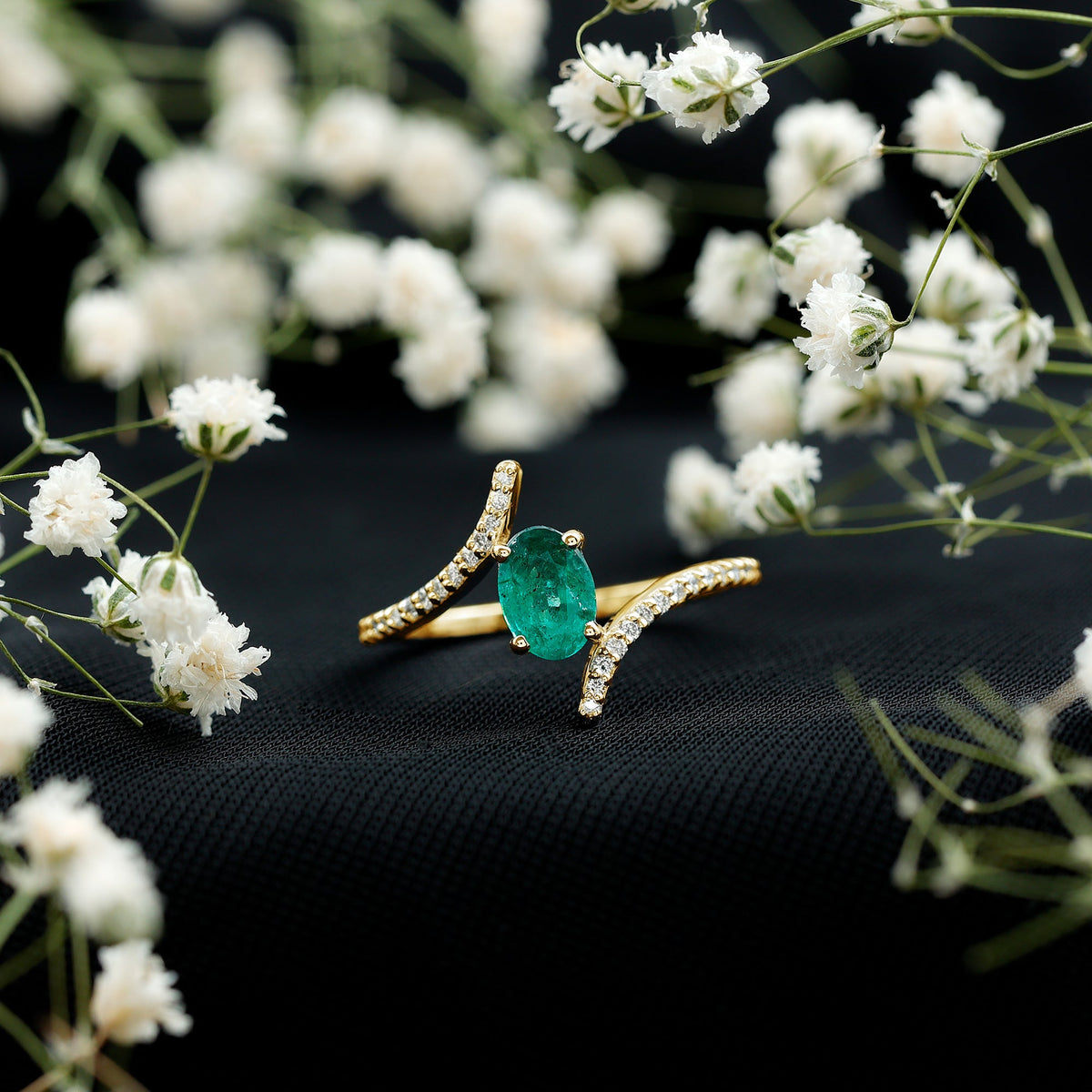 Anillo de compromiso de esmeralda ovalada con diamantes en espiral