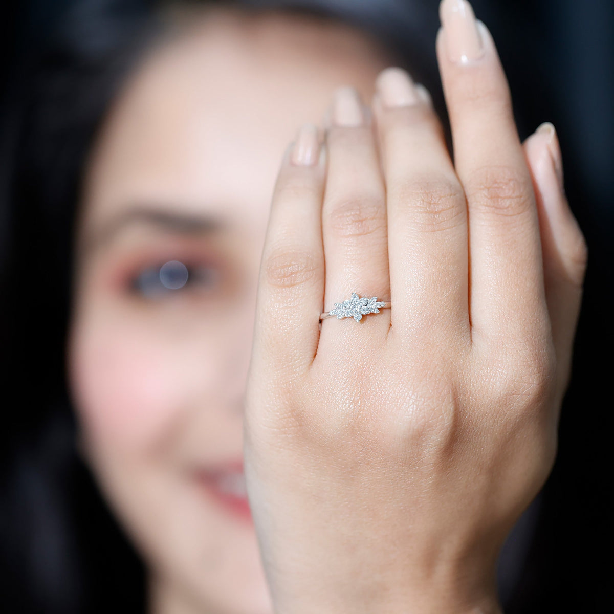Anillo de racimo de flores de moissanita certificada para mujer