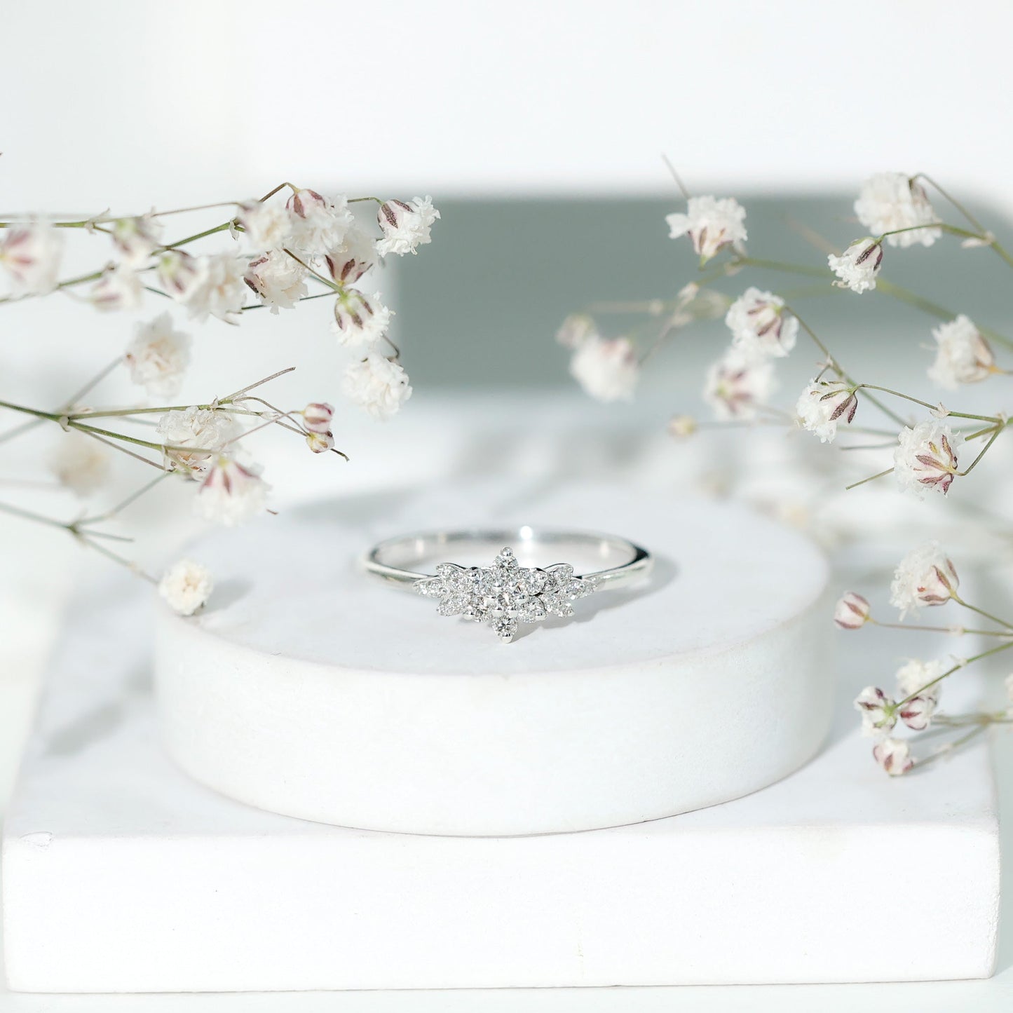 Anillo de racimo de flores de moissanita certificada para mujer