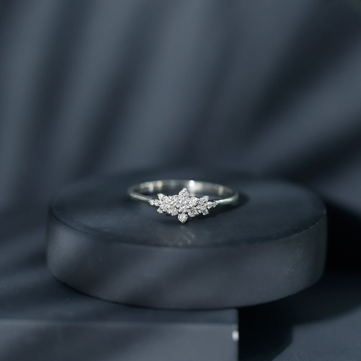 Anillo de racimo de flores de moissanita certificada para mujer