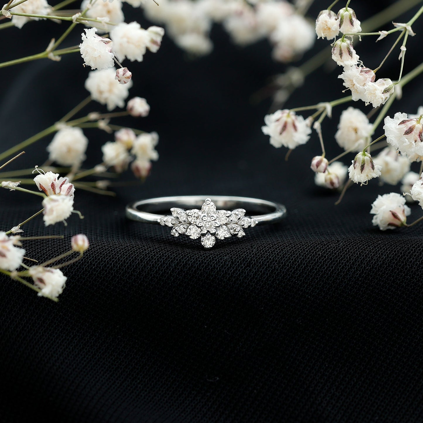 Anillo de racimo de flores de moissanita certificada para mujer