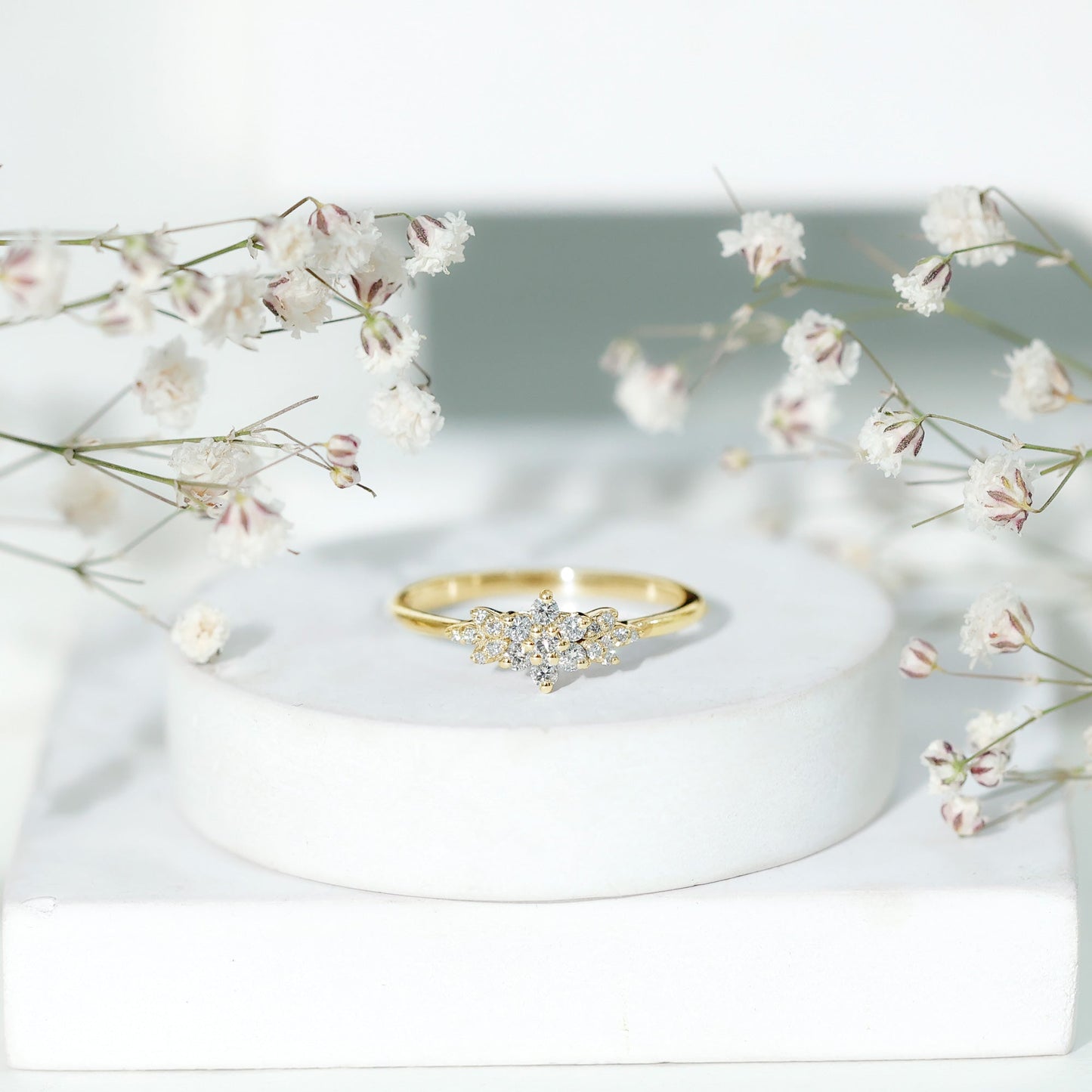 Anillo de racimo de flores de moissanita certificada para mujer