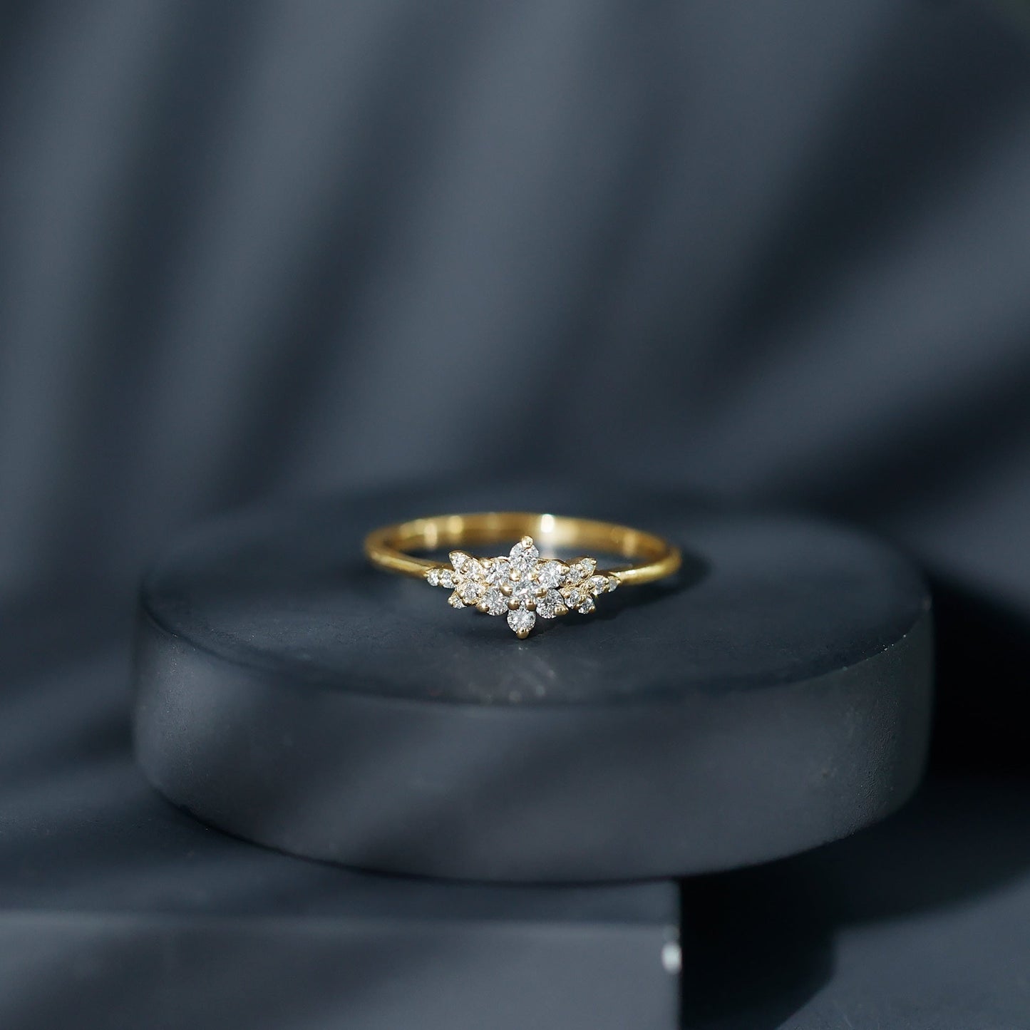 Anillo de racimo de flores de moissanita certificada para mujer