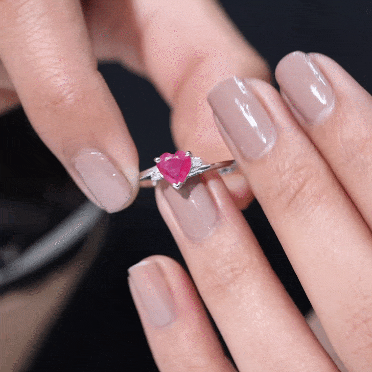 Anillo de promesa en forma de corazón con rubí de 0,6 quilates y diamante con vástago de derivación